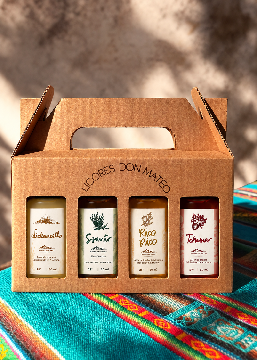 Caja de cuatro frascos de 50 ml sobre un textil andino