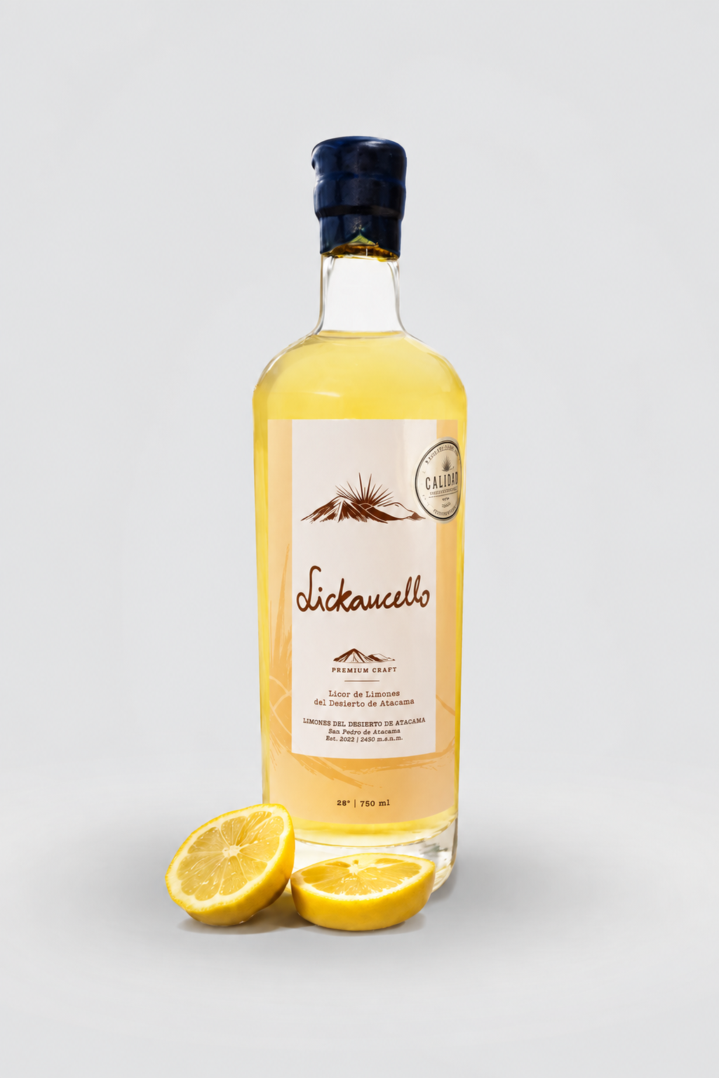 Botella de Lickancello 750 ml, licor de limones del Desierto de Atacama, con limones partidos