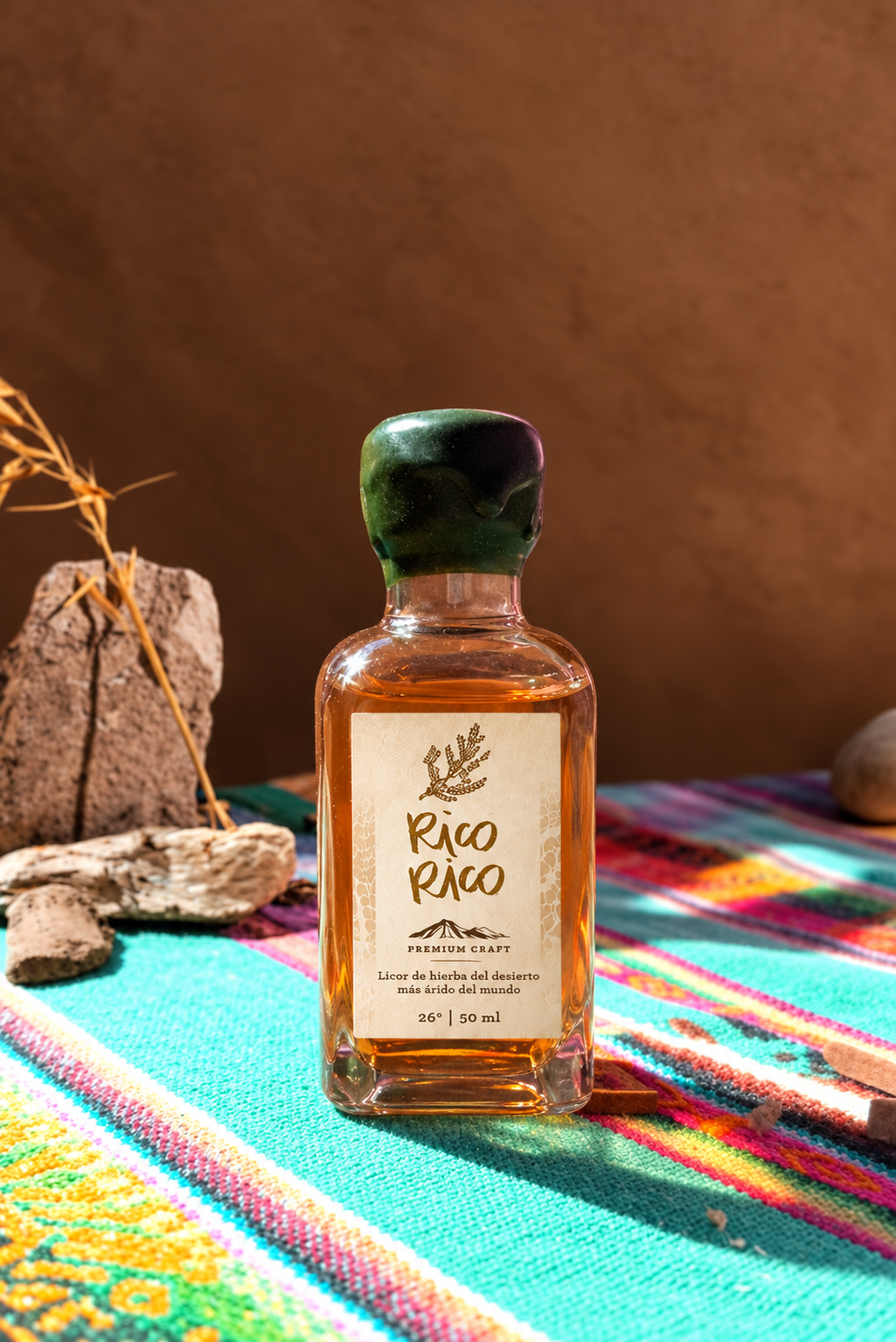 Frasco de Rico Rico 50 ml, licor de rica-rica, sobre un textil andino