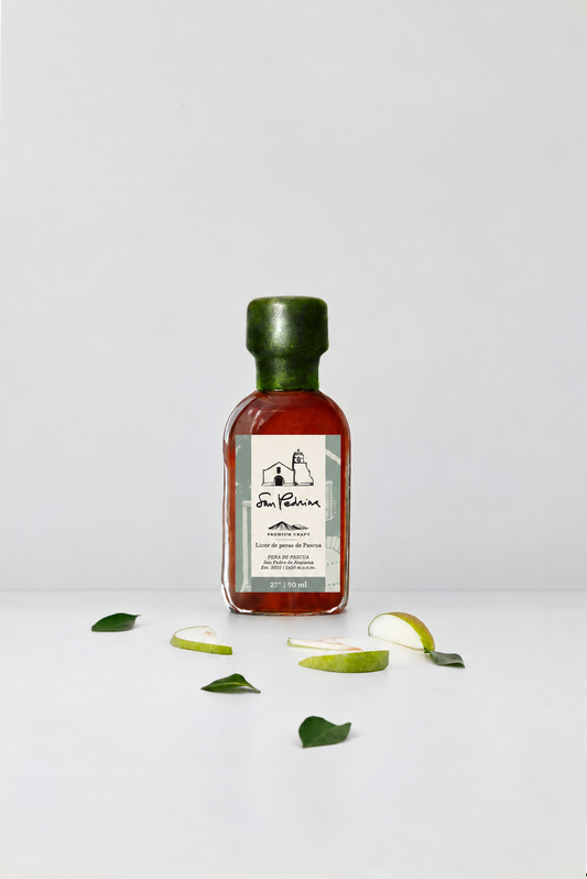 Frasco de San Pedrina 50 ml, licor de pera de Pascua, con rodajas de pera