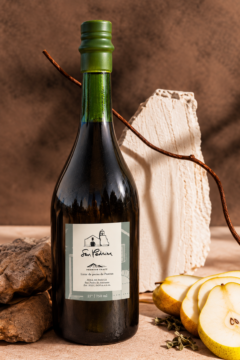 San Pedrina 750 ml junto a peras de Pascua y piedra blanca del desierto