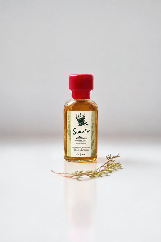 Frasco de Sirantur 50 ml, bitter nortino de chachacoma y algarrobo, con una rama de chachacoma