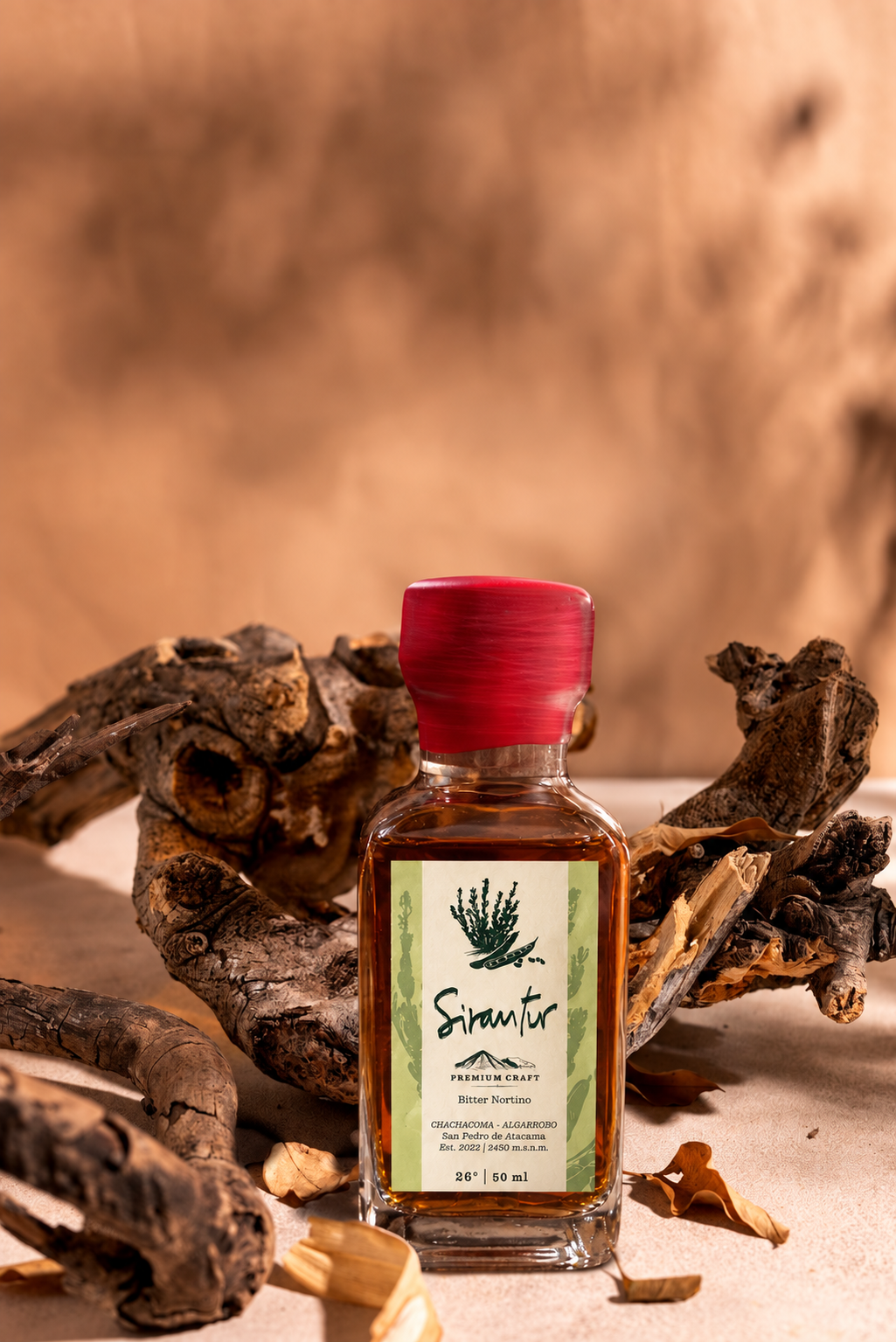 Frasco de Sirantur 50 ml sobre madera seca del desierto