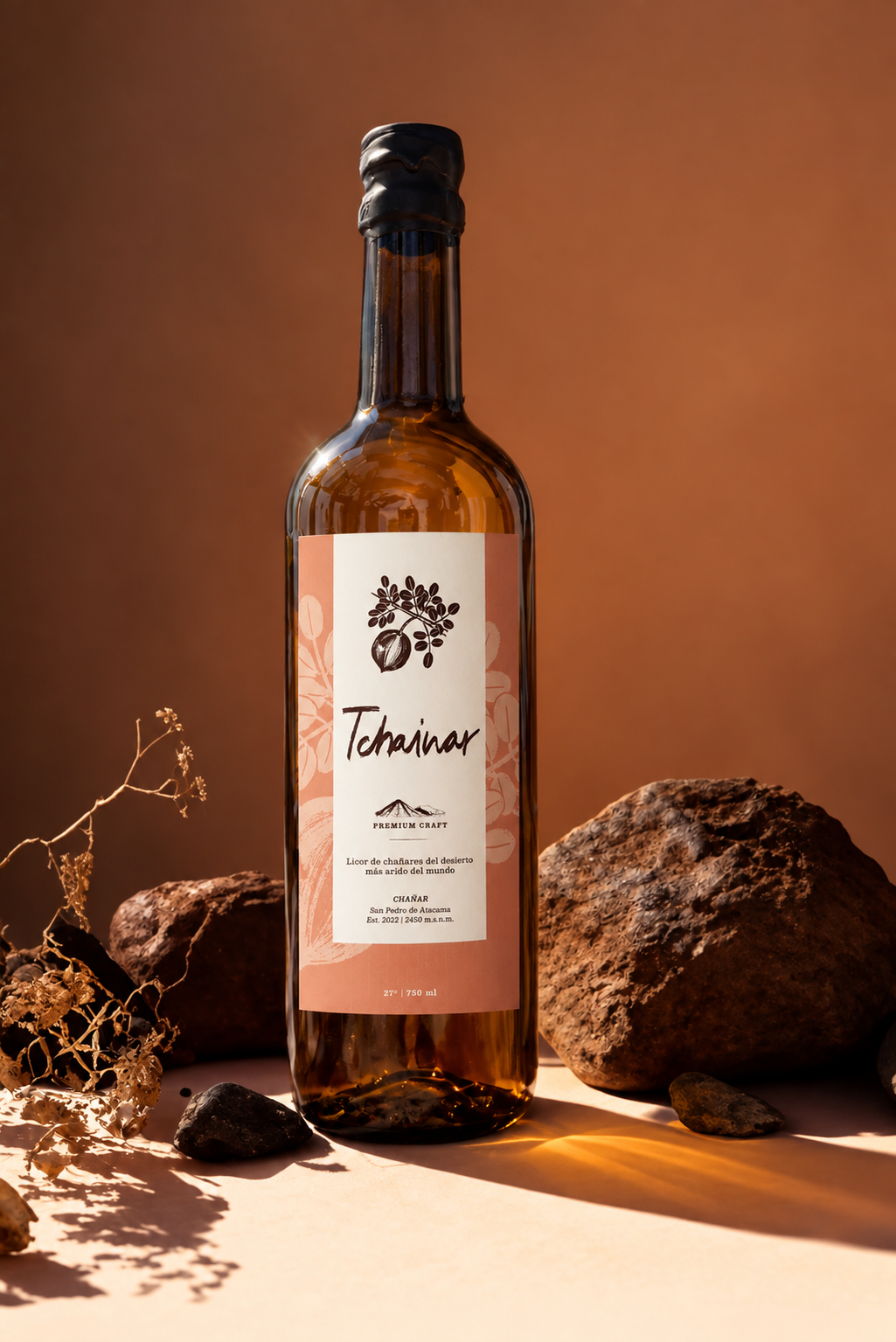 Tchainar 750 ml entre rocas volcánicas con luz de atardecer